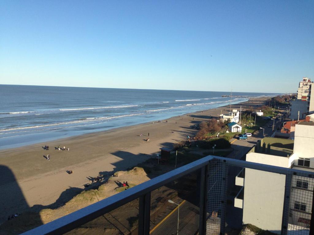 - un balcon offrant une vue sur la plage dans l'établissement Departamento frente al mar, à Santa Teresita