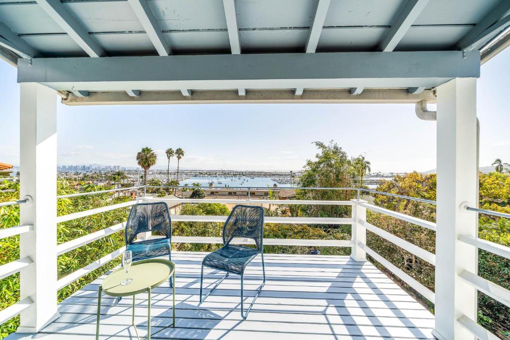 - une terrasse couverte avec 2 chaises et une vue sur l'eau dans l'établissement La Playa Abode, à San Diego