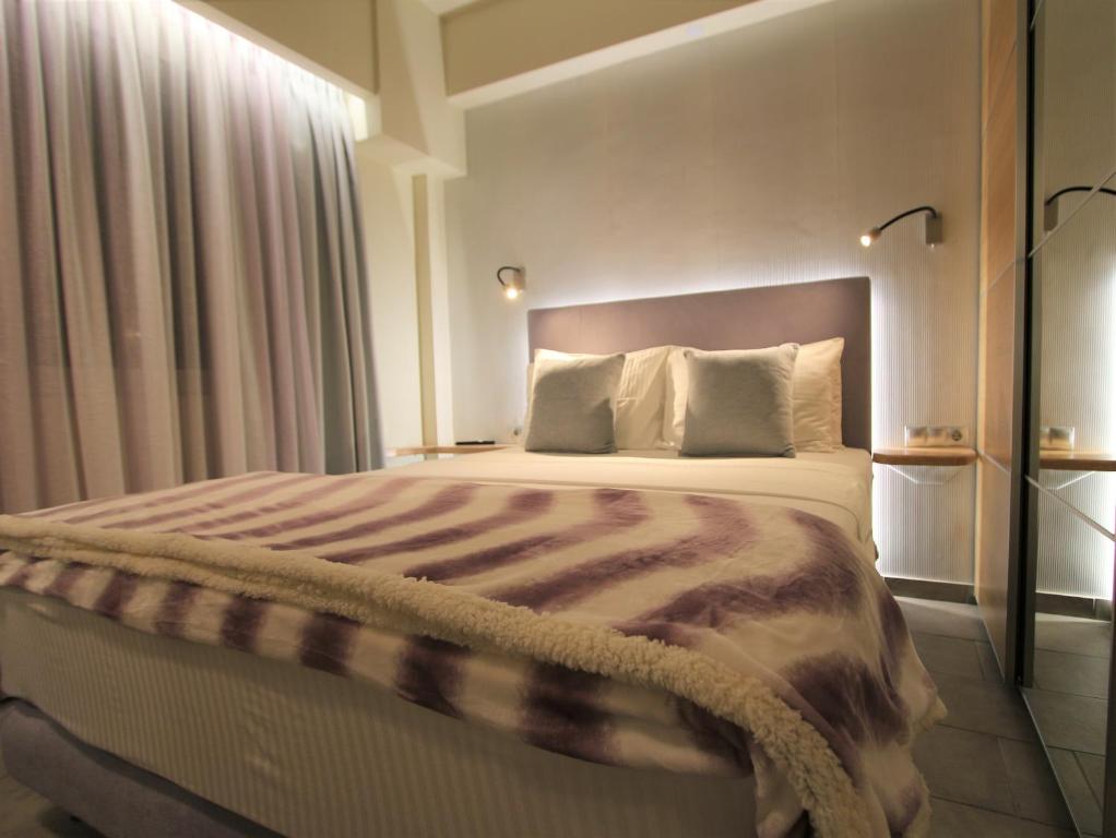Posteľ alebo postele v izbe v ubytovaní Aiolos Apartments Ermou 64 Monastiraki, Plaka 4th floor
