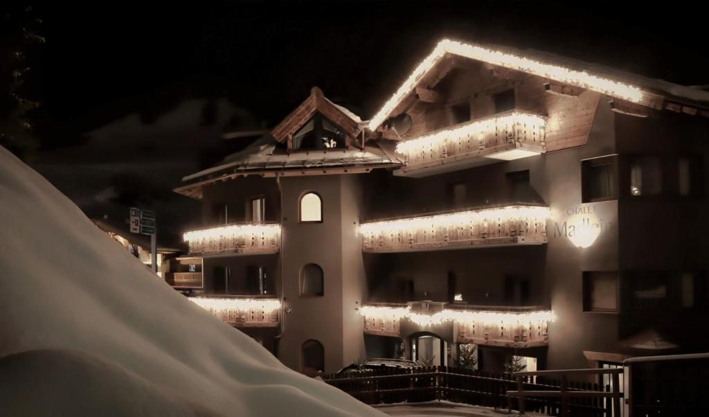 un edificio con luces de noche. en Chalet Madlein, en Ischgl