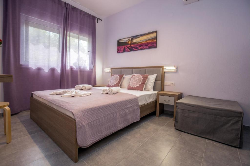 Un dormitorio con una cama grande y una ventana. en Studios Koula 2 -MARY, en Potos