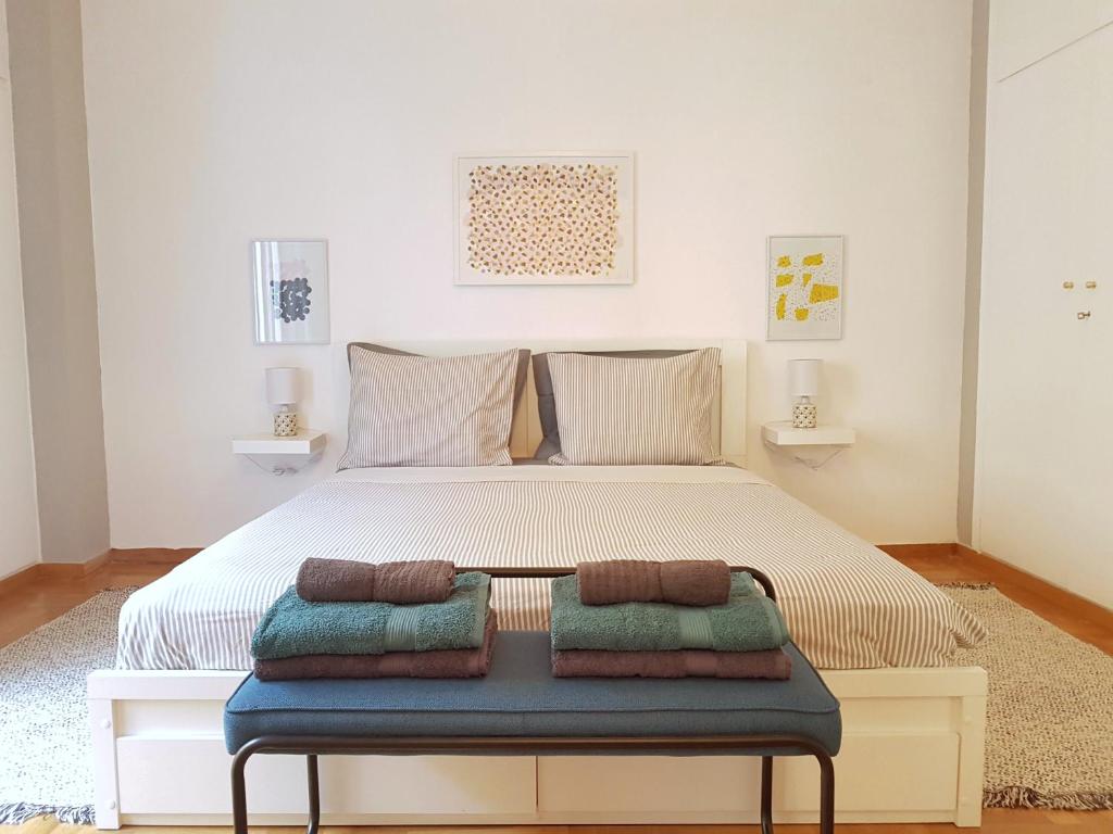 Ліжко або ліжка в номері Colourful Apartment in the heart of Athens