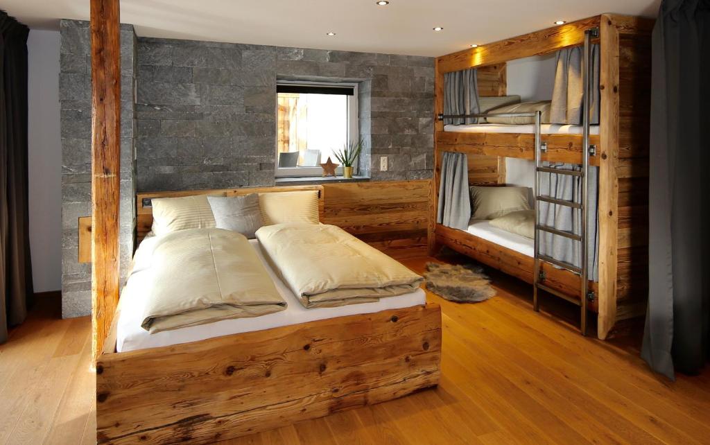 een slaapkamer met 2 stapelbedden en een raam bij Appartements Goldquell in Rauris