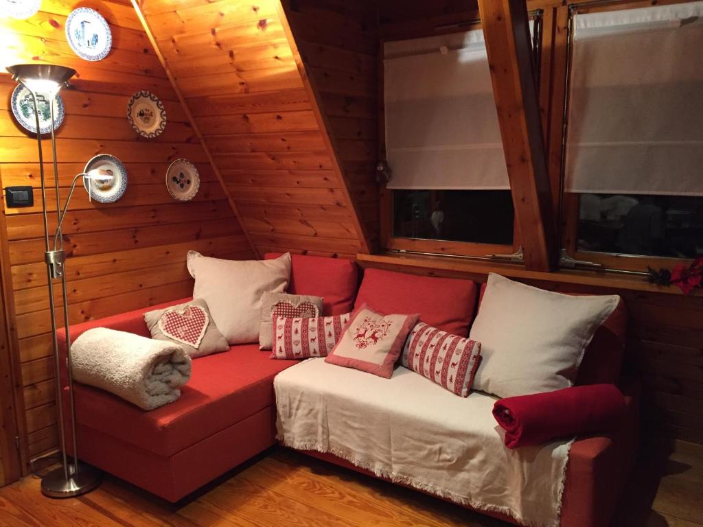A seating area at Chalet Alma