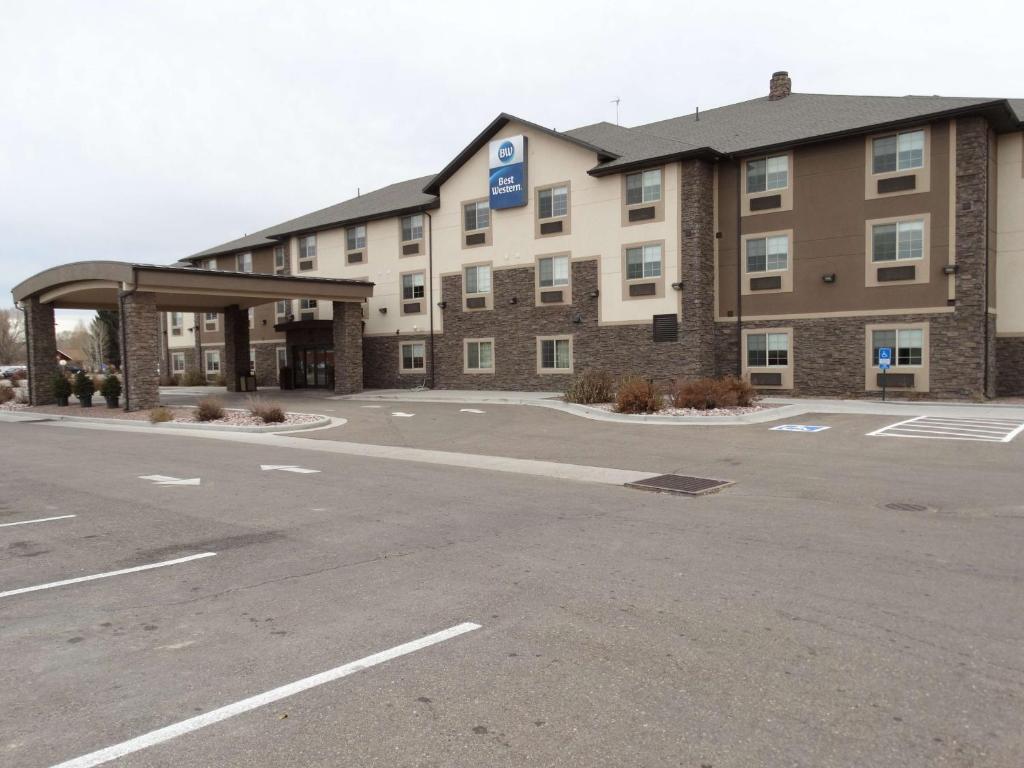 un hotel con un estacionamiento delante de él en Best Western Duchesne Inn, en Duchesne