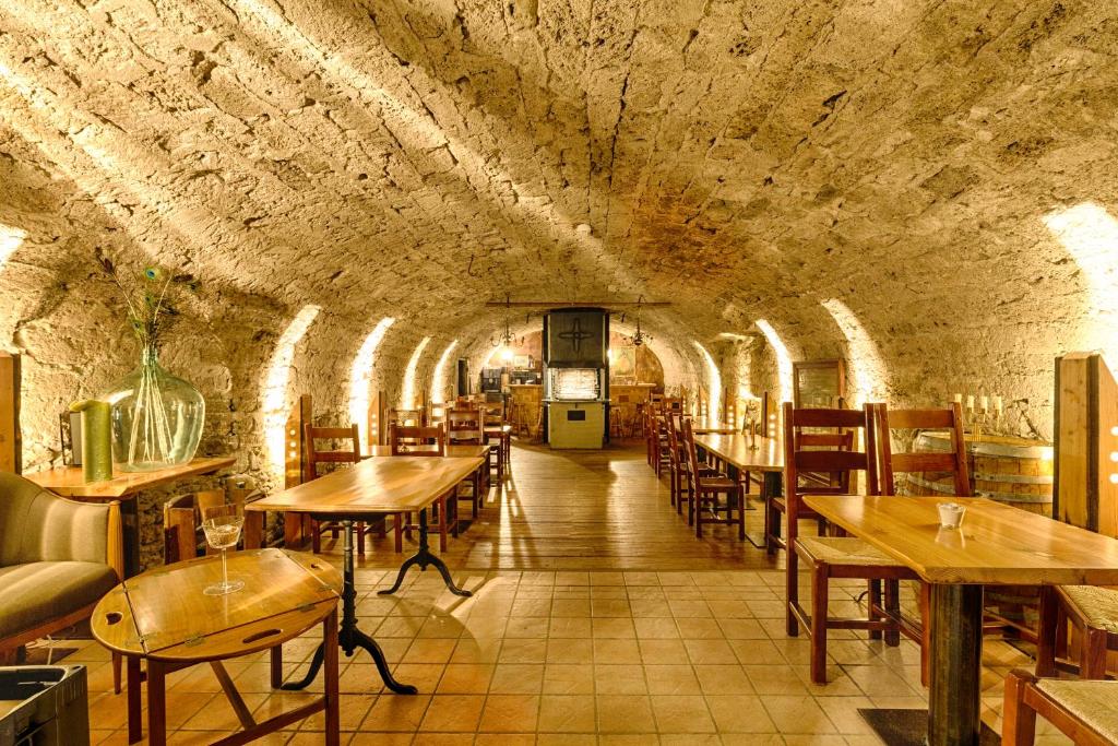 Restoran või mõni muu söögikoht majutusasutuses Hôtel la Croix Blanche