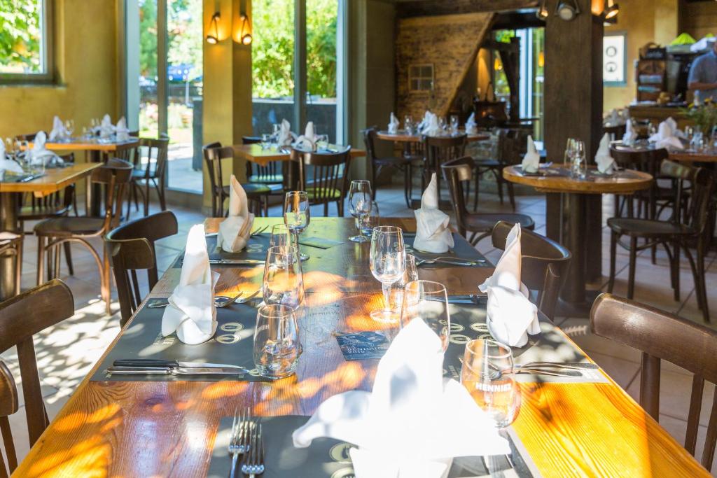 Restoran või mõni muu söögikoht majutusasutuses Hôtel la Croix Blanche