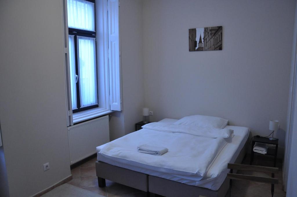 Postel nebo postele na pokoji v ubytování Centrál Vendégház Székesfehérvár