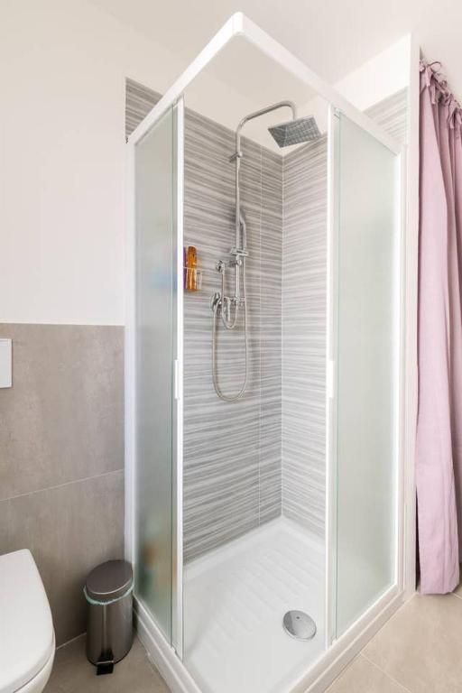 prysznic ze szklanymi drzwiami w łazience w obiekcie appartamento Firenze Careggi we Florencji