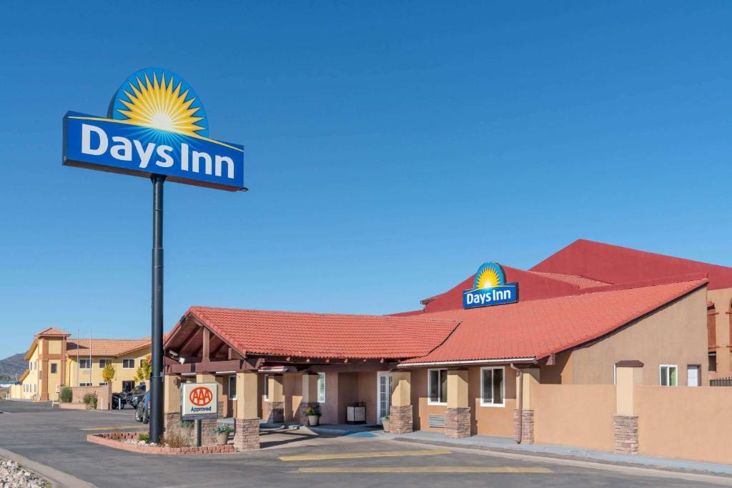 un panneau devant une auberge de jour dans l'établissement Days Inn by Wyndham Grants, à Grants