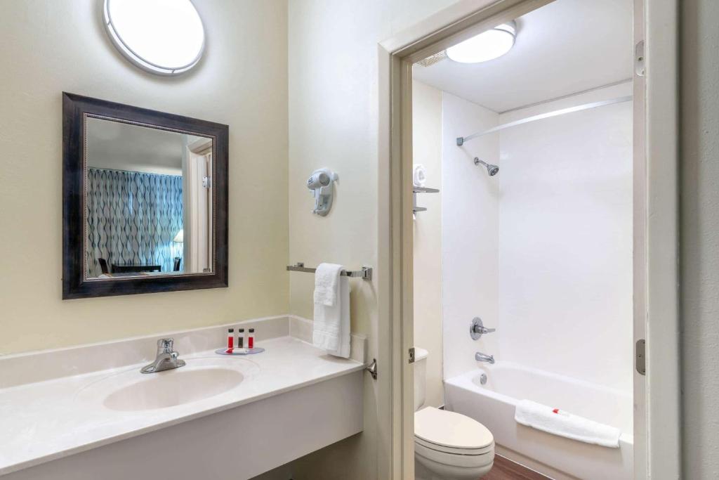 Days Inn by Wyndham Grants - King Room - Non-Smoking