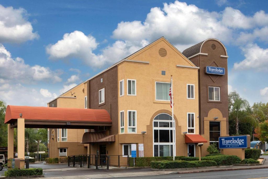 a large building with a sign in front of it at Hotel Vinea Healdsburg in Healdsburg