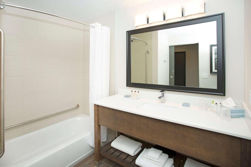 Een badkamer bij Wingate by Wyndham Calgary Airport