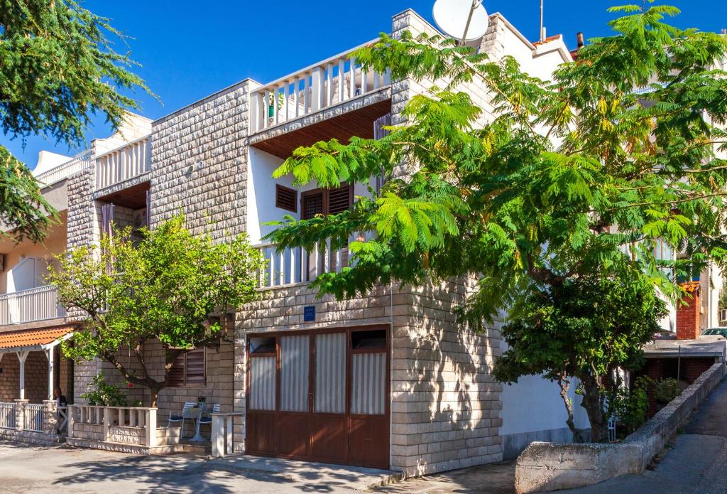 an exterior view of a building at APARTMANI LIMUN - Ivo i Dragica Šimić - Makarska in Makarska