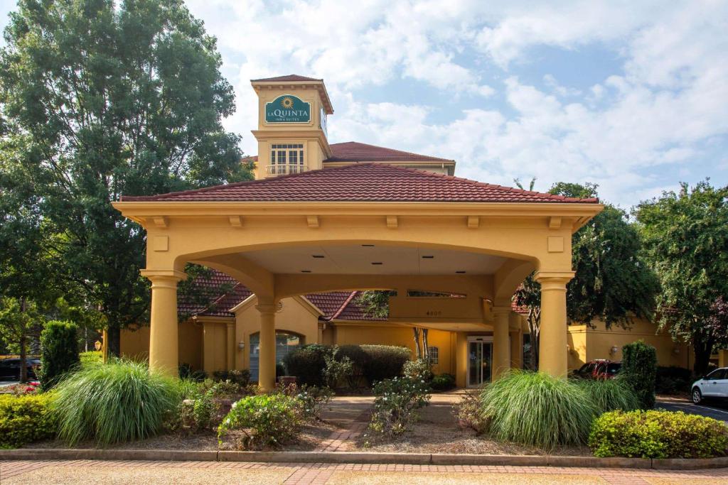 um edifício com um gazebo com uma torre de relógio em La Quinta by Wyndham Charlotte Airport South em Charlotte