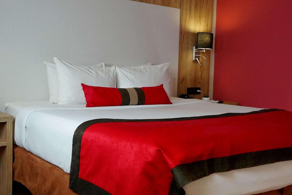 Postel nebo postele na pokoji v ubytování Ramada by Wyndham Panama Via Argentina