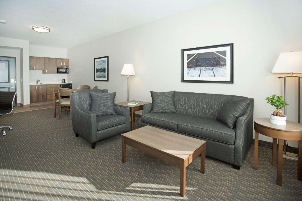 Een zitgedeelte bij Wingate by Wyndham Calgary Airport