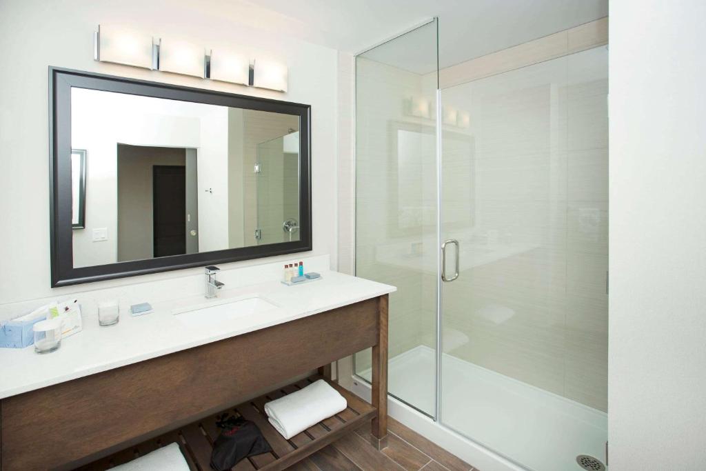 Een badkamer bij Wingate by Wyndham Calgary Airport