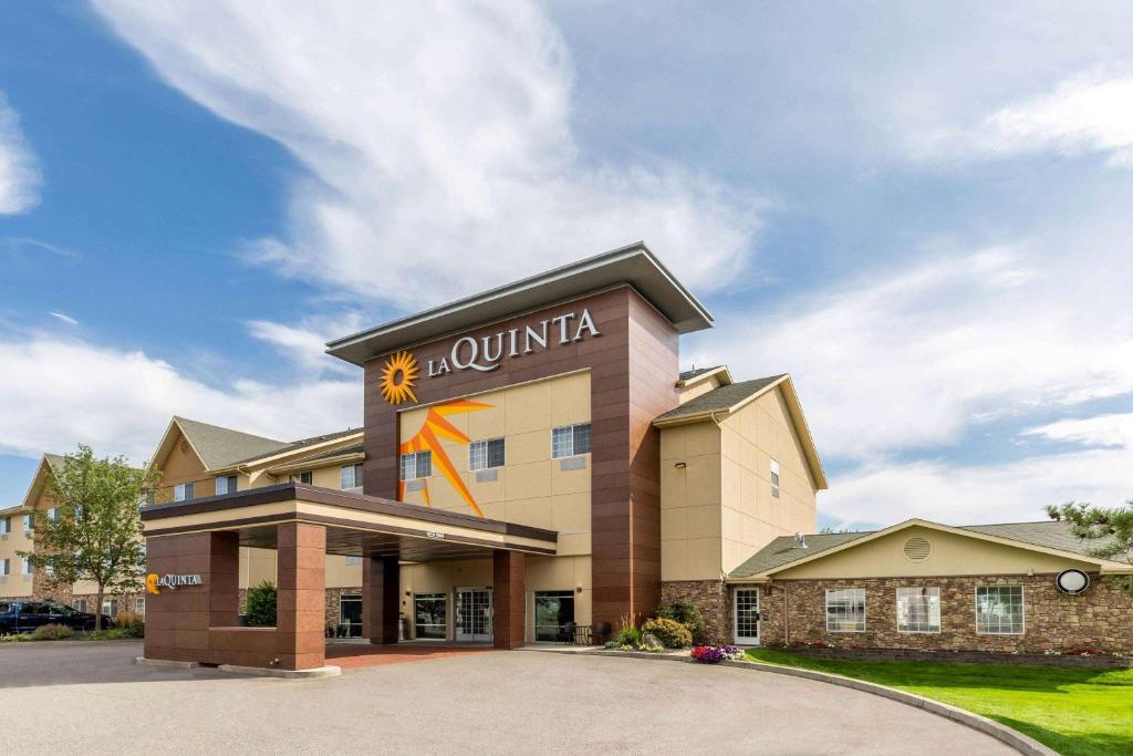 a front view of a hotel with a building at La Quinta by Wyndham Spokane Valley in Spokane Valley