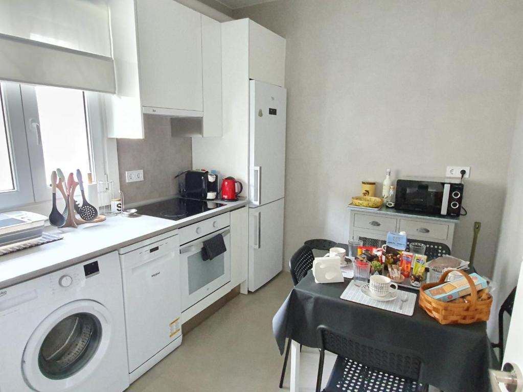 Virtuvė arba virtuvėlė apgyvendinimo įstaigoje Acogedor y luminoso apartamento en Neguri
