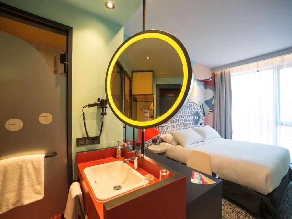 Postel nebo postele na pokoji v ubytování ibis Styles Tbilisi Center