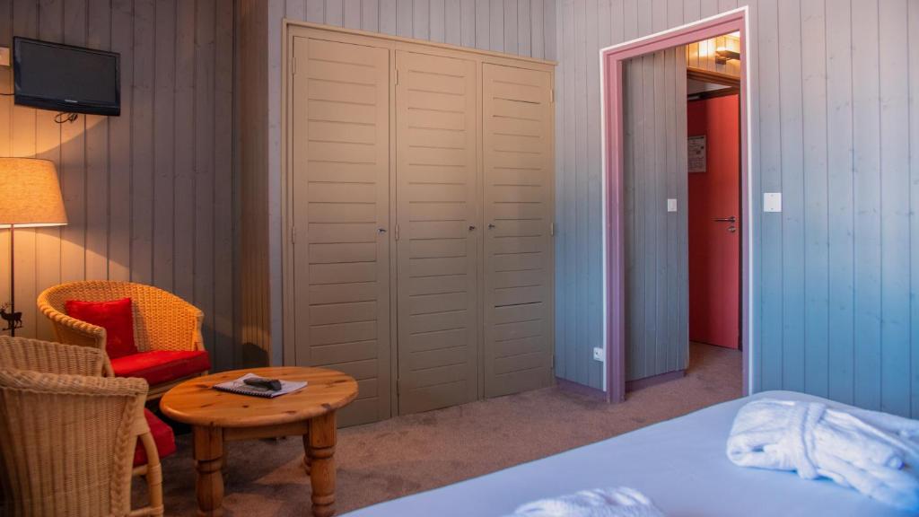 Postel nebo postele na pokoji v ubytování Hôtel Arbois Bettex