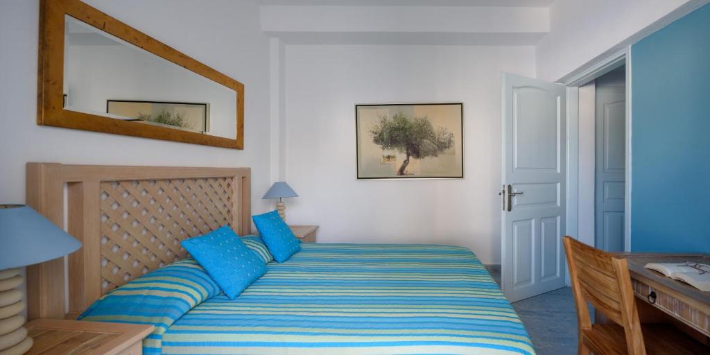 Łóżko lub łóżka w pokoju w obiekcie Alesahne Beach Hotel