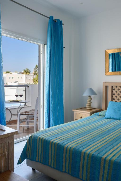 Łóżko lub łóżka w pokoju w obiekcie Alesahne Beach Hotel
