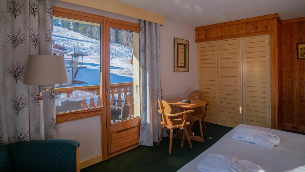 Postel nebo postele na pokoji v ubytování Hôtel Arbois Bettex