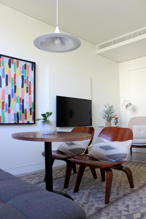 Télévision ou salle de divertissement dans l'établissement BessaApartments