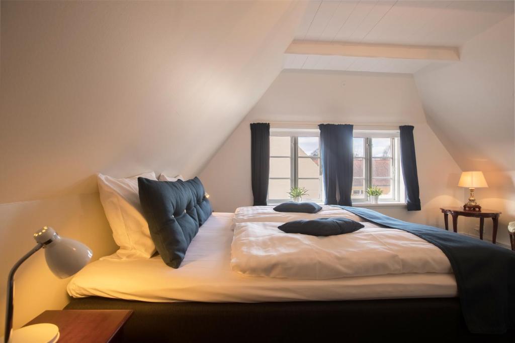 Postel nebo postele na pokoji v ubytování Hotel Postgaarden i Mariager