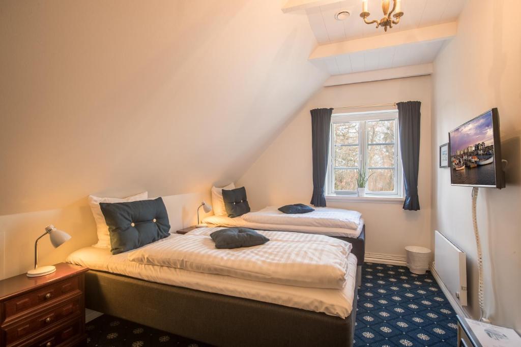 Postel nebo postele na pokoji v ubytování Hotel Postgaarden i Mariager