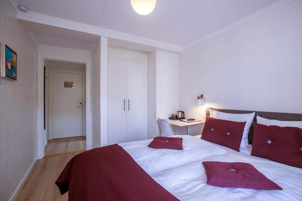 Postel nebo postele na pokoji v ubytování Hotel Postgaarden i Mariager
