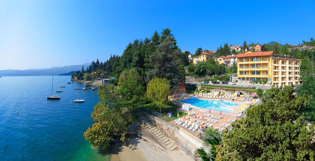 un complexe avec piscine sur la rive d'un lac dans l'établissement Hotel Residence Zust, à Verbania