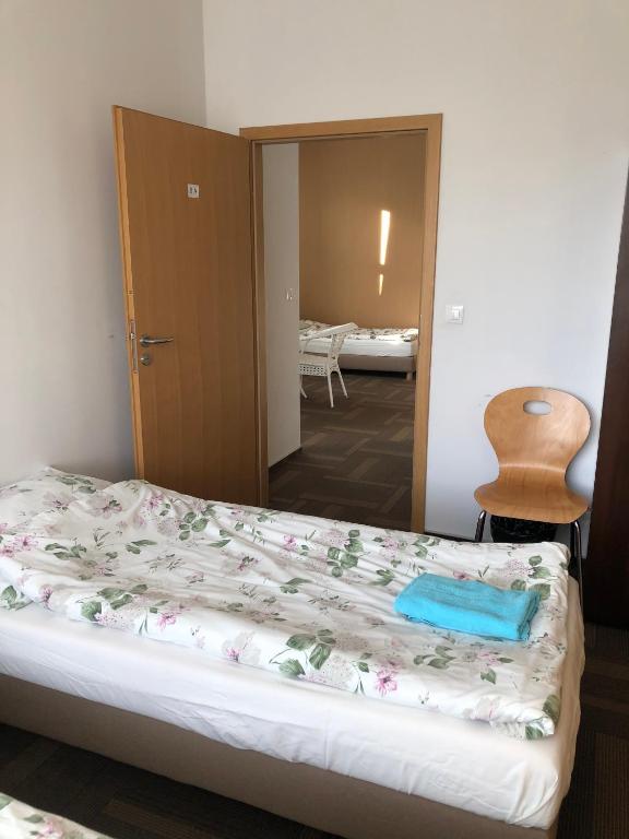 Postel nebo postele na pokoji v ubytování Hipodrom Sopot