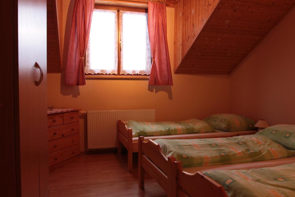 Postel nebo postele na pokoji v ubytování Rekreačný dom pod Dedovou