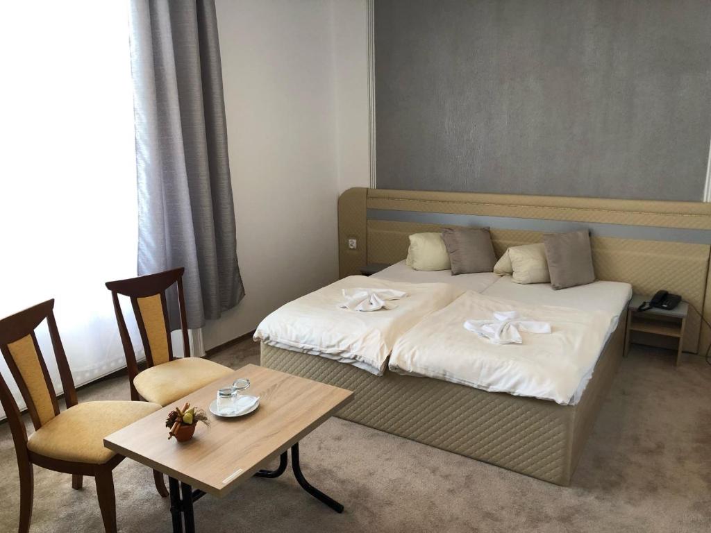 Postel nebo postele na pokoji v ubytování Hotel Piast