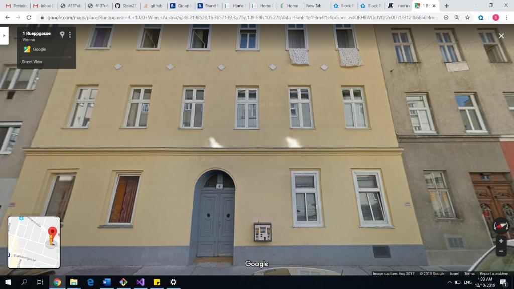 duży żółty budynek z niebieskimi drzwiami w obiekcie Radiant Premium Apartments - Central w Wiedniu