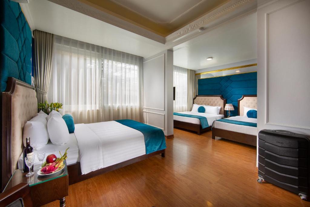 Postel nebo postele na pokoji v ubytování Hanoi Royal Palace Hotel 2