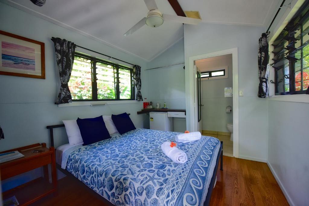 Postel nebo postele na pokoji v ubytování Thornton Beach Bungalows Daintree