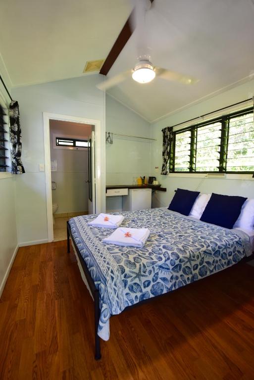 Postel nebo postele na pokoji v ubytování Thornton Beach Bungalows Daintree