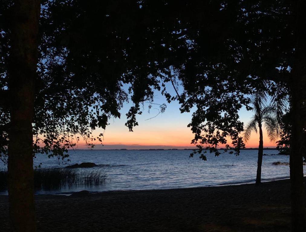 vista para o oceano ao pôr-do-sol em Ap beira da Praia das Ondinas em São Lourenço do Sul