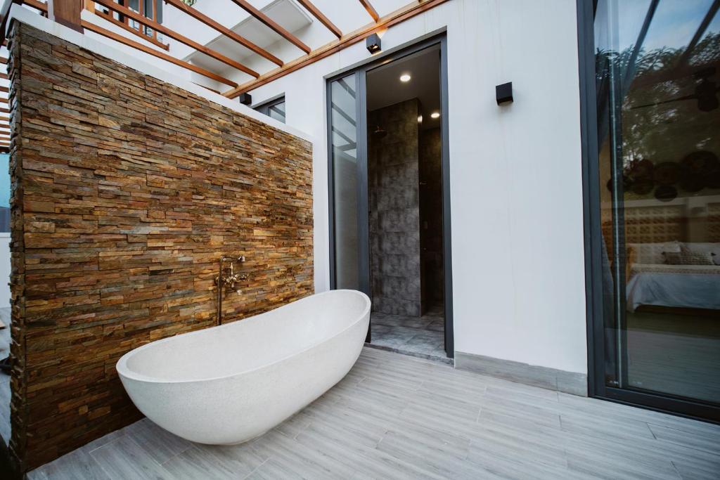 The Watermark Beachside Hotel - 18