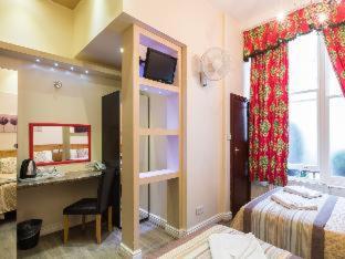 Postel nebo postele na pokoji v ubytování Notting Hill Gate Hotel