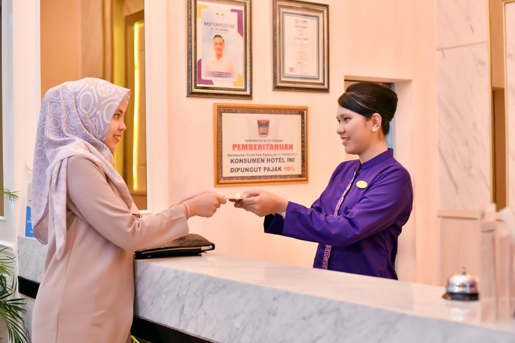 Lobby/Rezeption in der Unterkunft Daima Hotel Padang