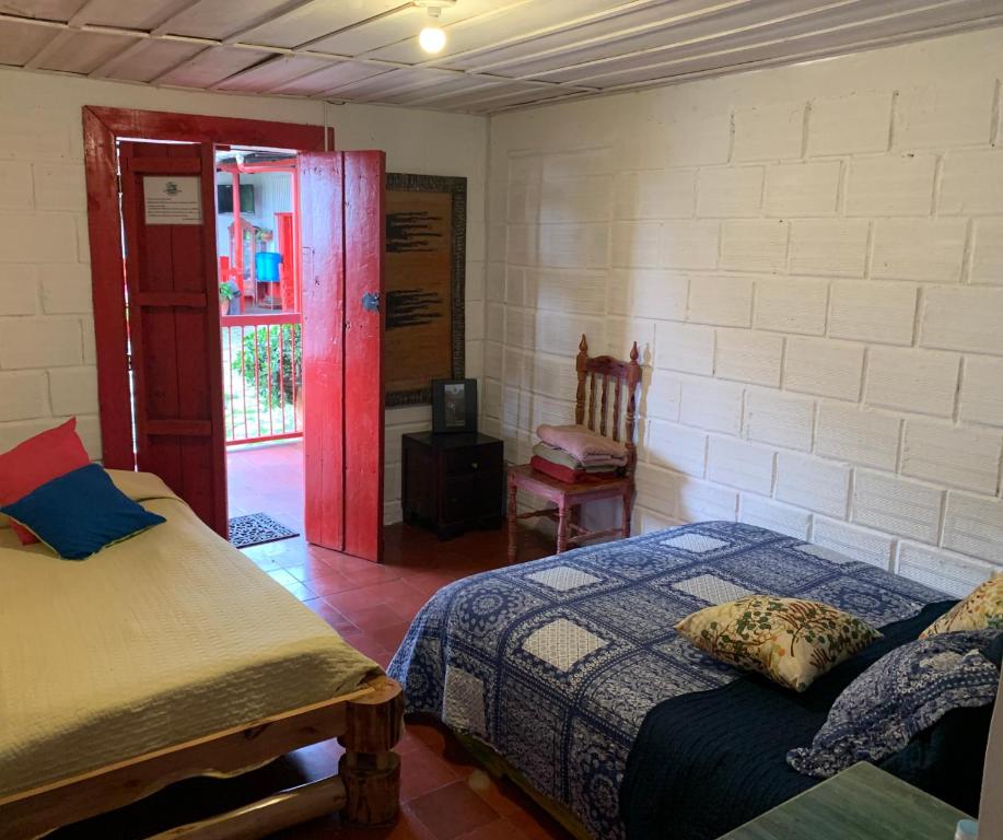 Postel nebo postele na pokoji v ubytování Hostal La Laguna