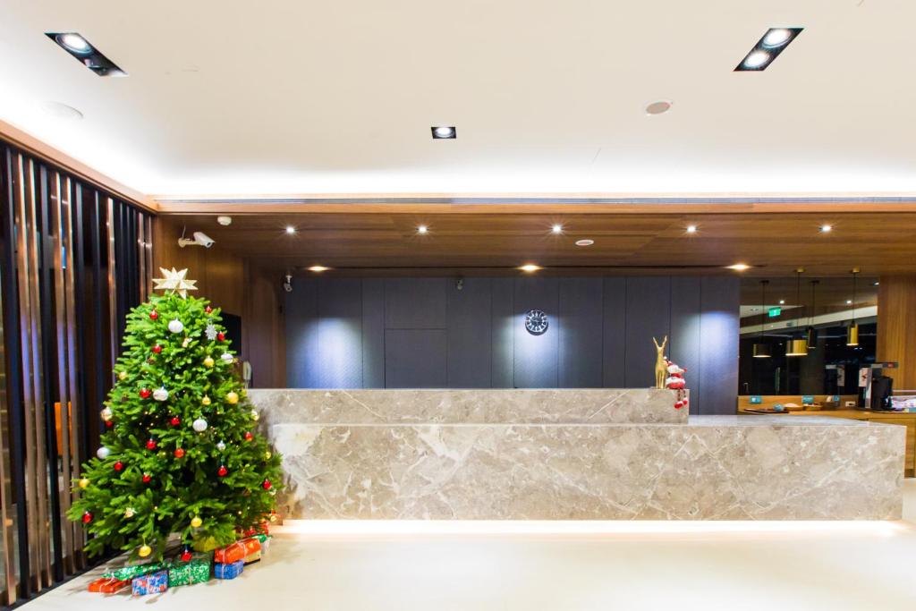 a christmas tree in the middle of a lobby at Palmer Hotel in Taichung