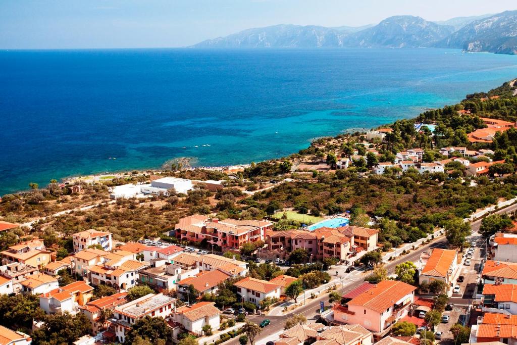 una vista aerea di una città vicino all'oceano di Club Parco Blu a Cala Gonone