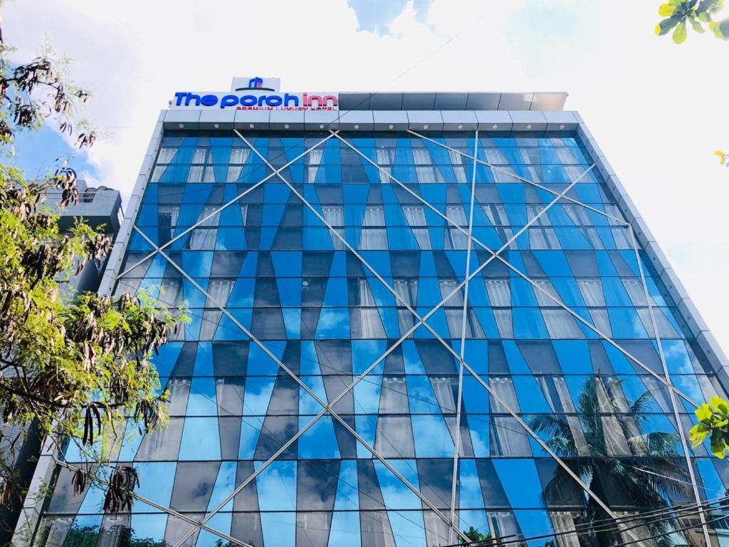 un edificio con un cartel en la parte superior en The Porch Inn Hotel/Service Apartments en Bangalore