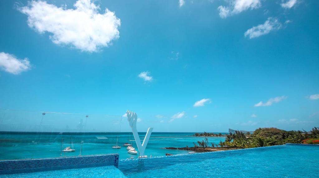 - une piscine avec vue sur l'océan dans l'établissement Ocean V Hotel, à Pereybere